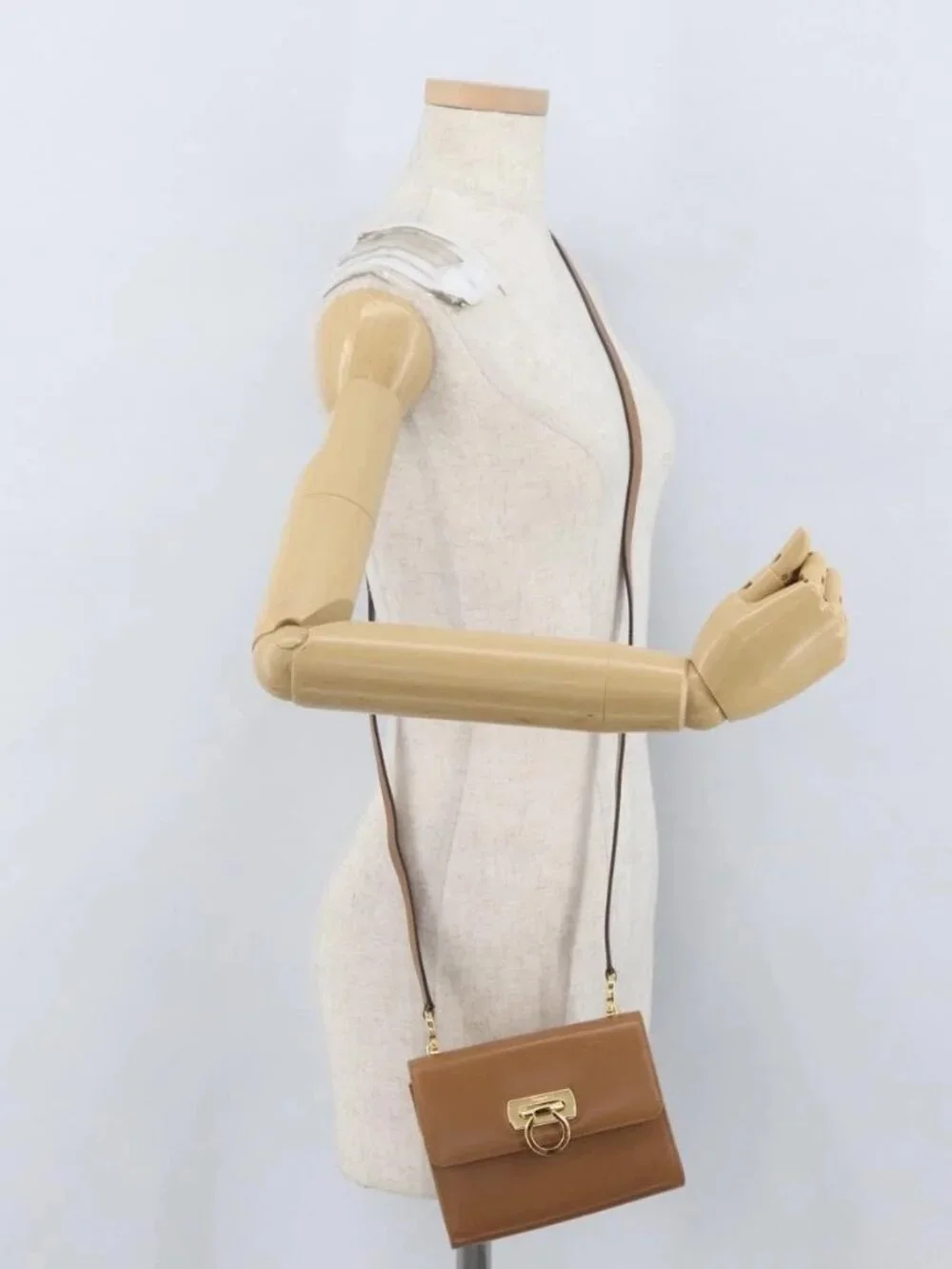 Salvatore Ferragamo Gancini Shoulder Bag Leather Beige Gold Auth BSZ647